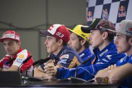 Lo imposible: el flag to flag logra unir a Márquez, Lorenzo y Rossi.