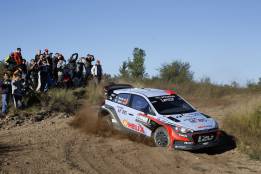 Paddon pone en jaque a los Volkswagen y Sordo es quinto