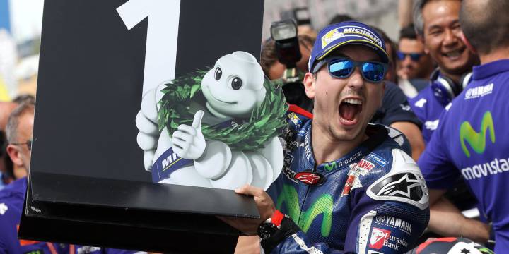 Forcada: "Nada distrae a Lorenzo cuando se sube a la moto".