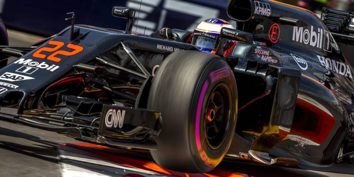 Button, Alonso y la alcantarilla: piden cúpulas y que no se repita.