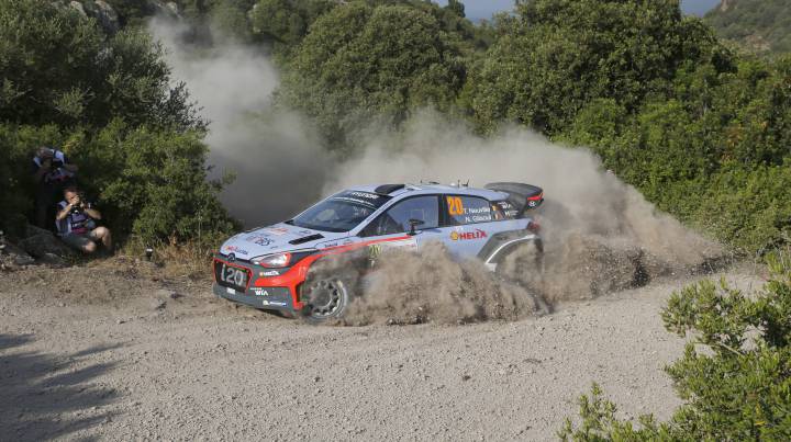 Thierry Neuville lidera en dura pugna con Jari-Matti Latvala.