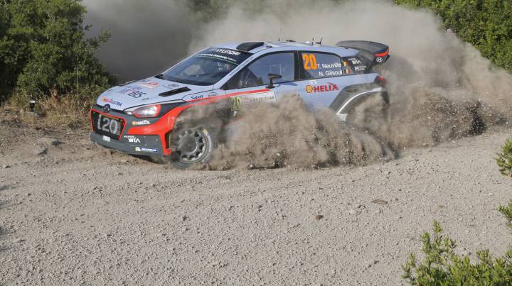 Thierry Neuville y su Hyundai i20 en Cerdeña.