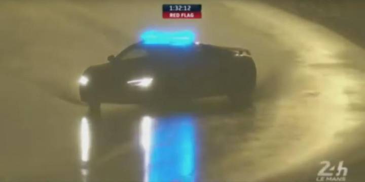 Le Mans: Webber alucina con los derrapes del Safety Car en agua.