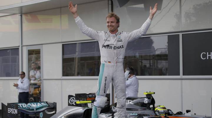 Victoria para Rosberg en Bakú y abandonos de Alonso y Sainz