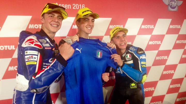 Los italianos del podio de Moto3 apoyaron a la 'azzurra' en Assen.