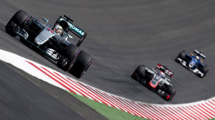 Pole de Hamilton en la lluvia. Alonso saldrá 14º y Pérez, 16º