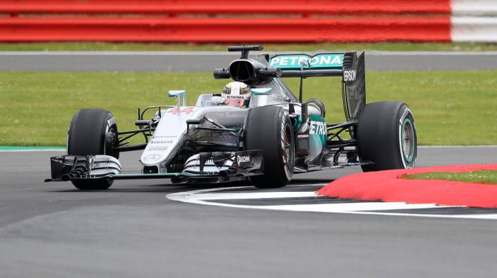 Mercedes vuela con Hamilton 1º y Alonso regala esperanza.