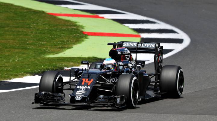Alonso, a 3 décimas de Ferrari en el dominio de Hamilton