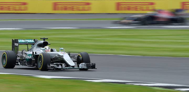 Hamilton domina y Alonso aguanta antes de la pole