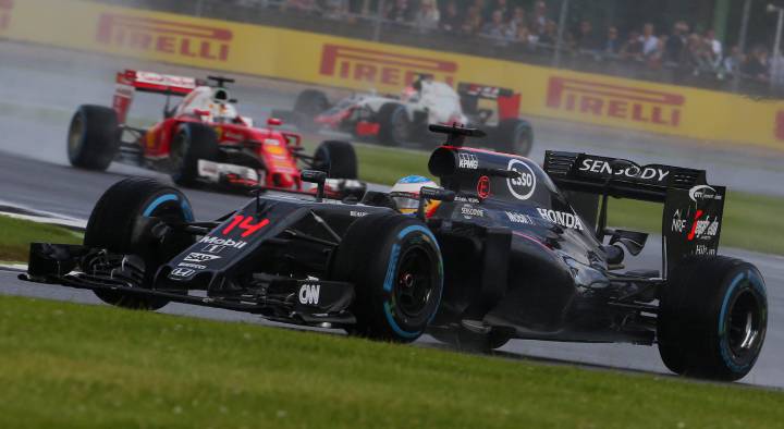 Fernando Alonso peleó en Silverstone con el coche tocado
