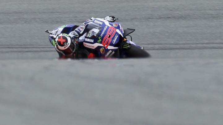 Lorenzo sufre para pasar a la Q2 y acumula otra caída.