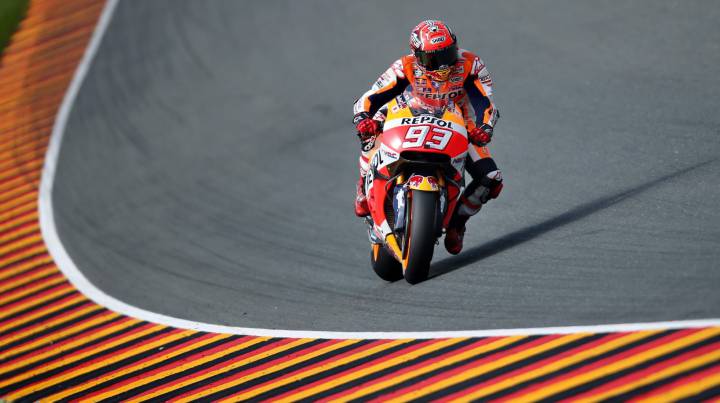 Pole de Márquez, primera fila de Barberá y doble KO de Lorenzo.