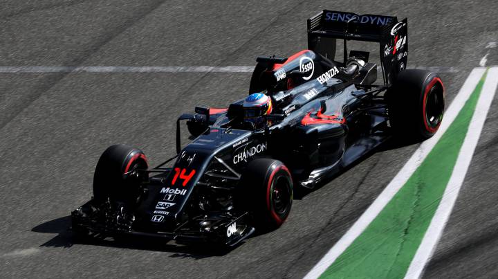 Mercedes domina y Alonso resiste en Alemania