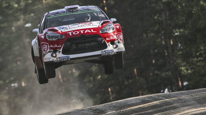 Tropiezo de Ogier y liderato para Meeke en Finlandia