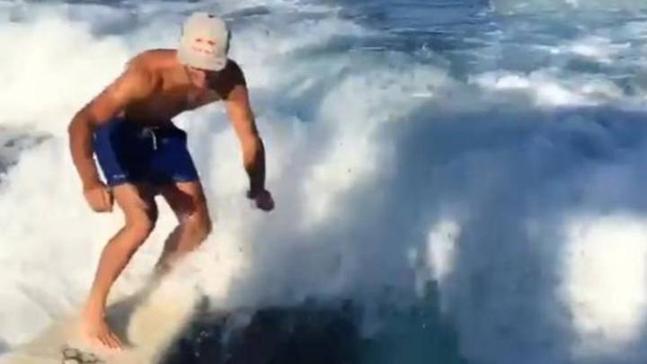 Sainz, en la cresta de ola: así se pasa al surf en sus vacaciones.