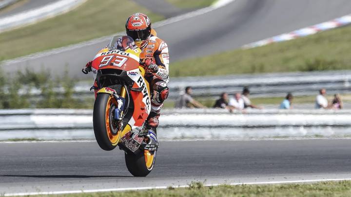 Márquez arrebata a Lorenzo la pole con una maniobra al límite.