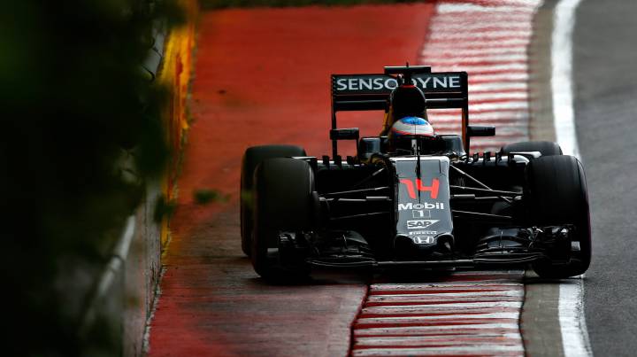 Mercedes domina y desastre de Honda en los Libres 1
