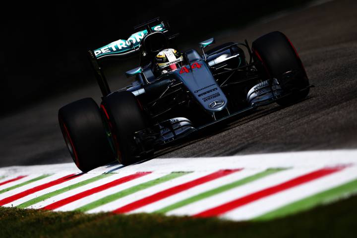 Hamilton recobra el mando y Alonso resurge entre problemas