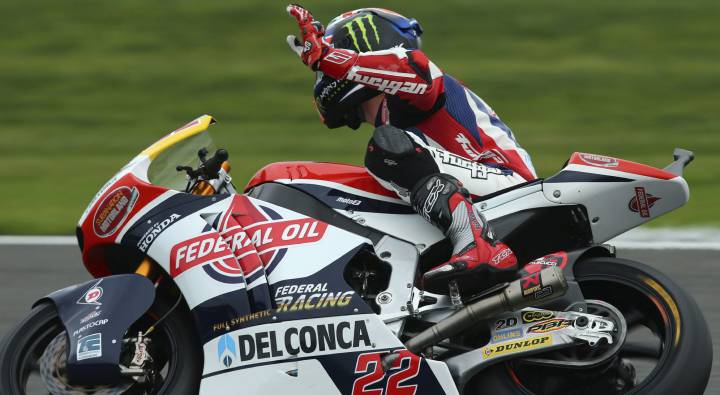 Sam Lowes golpea primero en su lucha con Johann Zarco