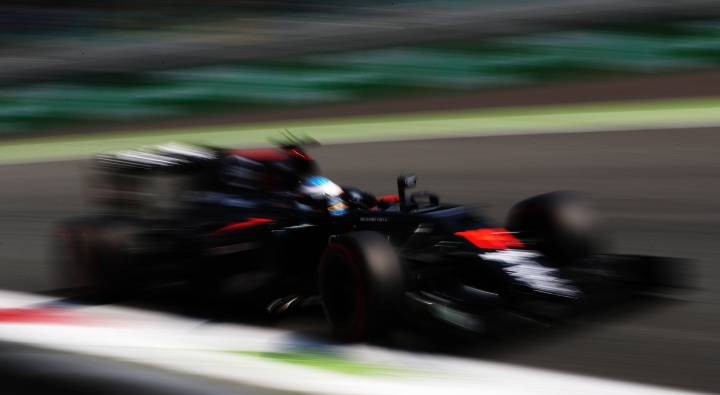 Alonso se ríe de las órdenes de radio de McLaren Honda