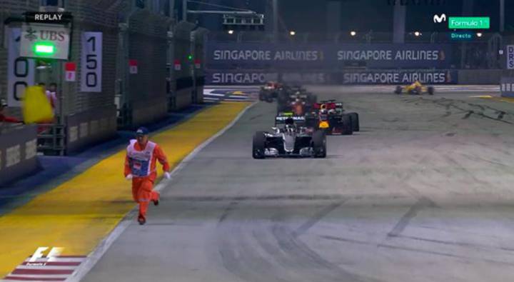 Un comisario esquiva a los monoplazas de F1 en Singapur