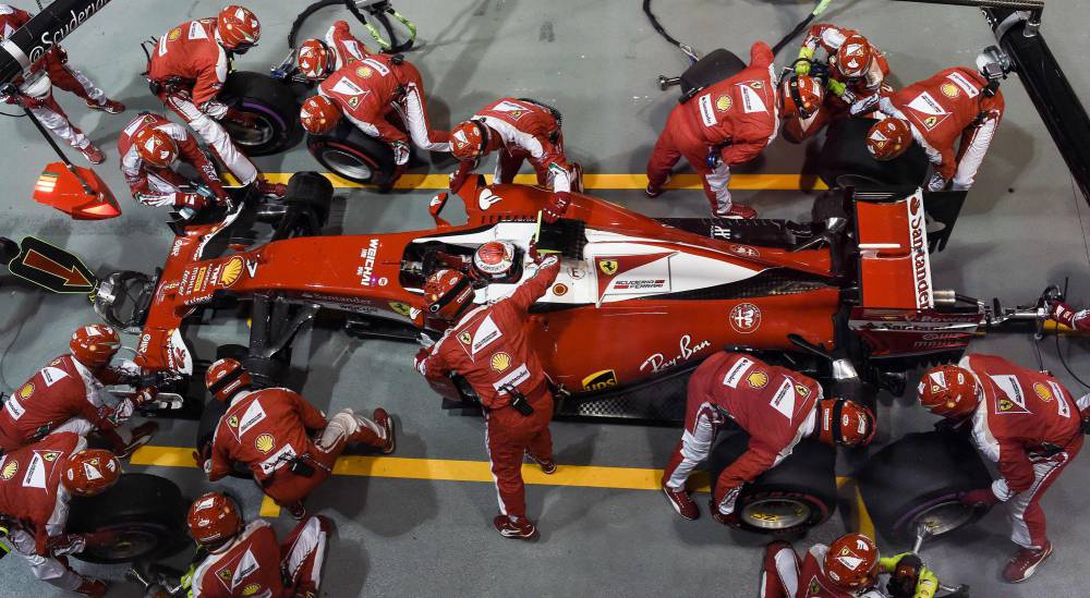 Ferrari arruina a Raikkonen y acierta en estrategia con Vettel