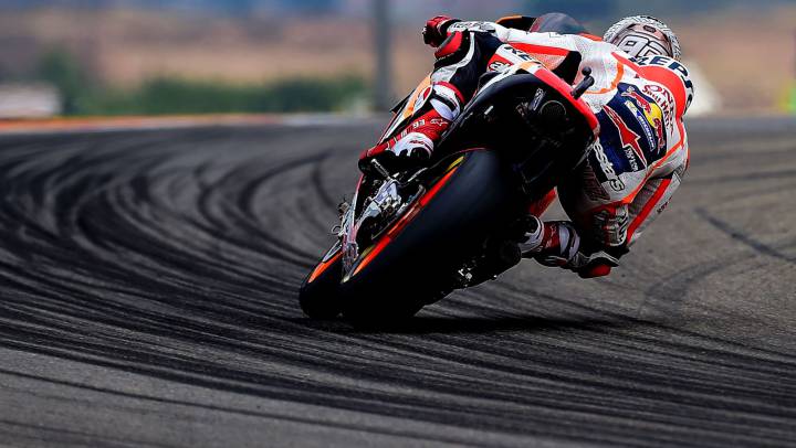 Márquez lidera pese a una caída el accidentado FP3