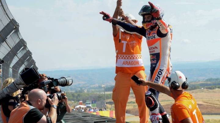Márquez casi sentencia el Mundial y Lorenzo bate a Rossi en MotoGP del GP de Aragón