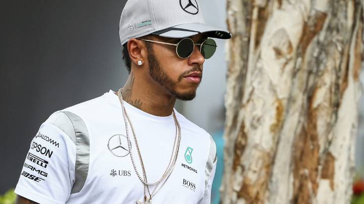 Hamilton se queja del trueque de mecánicos en Mercedes