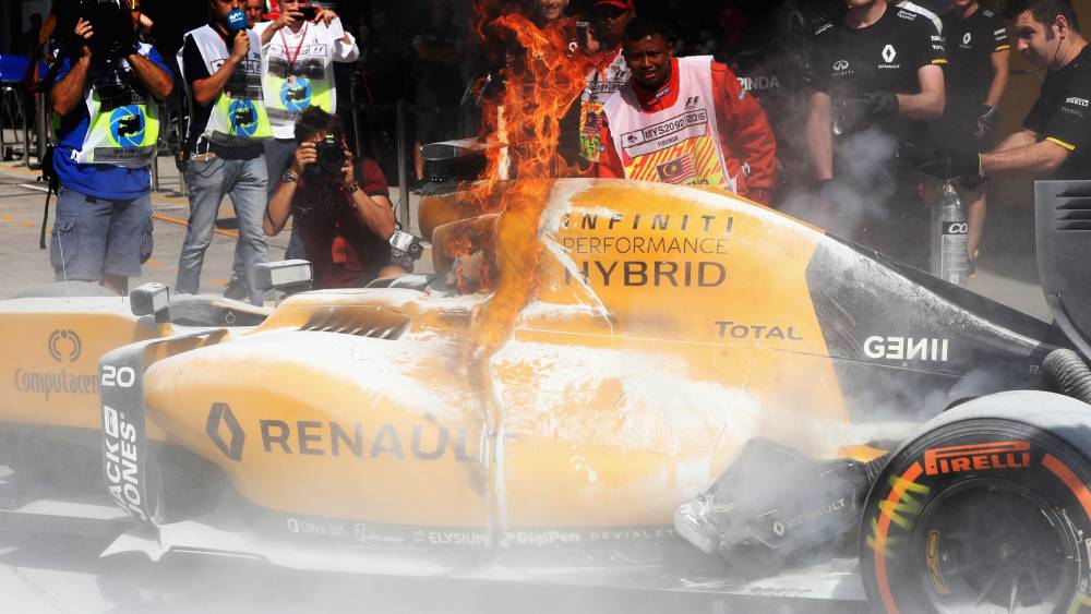 Cerca del drama en Sepang: el Renault de Magnussen en llamas.