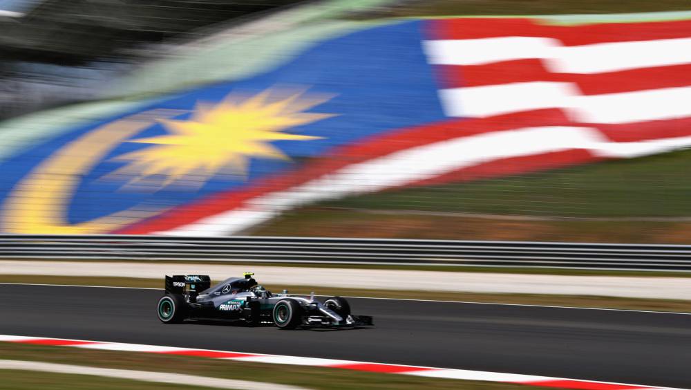 Alonso, quinto, a una décima de Vettel y su Ferrari en Sepang