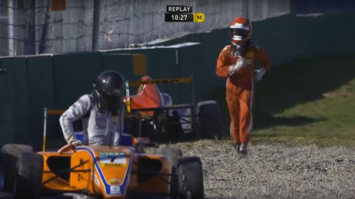 Pique en la F4 alemana: un piloto huye para escapar de una pelea.