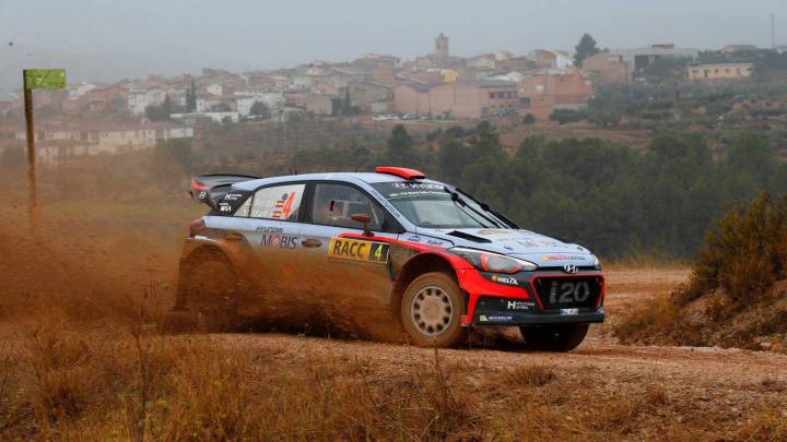 Espectacular Dani Sordo: acaba líder en el barrizal