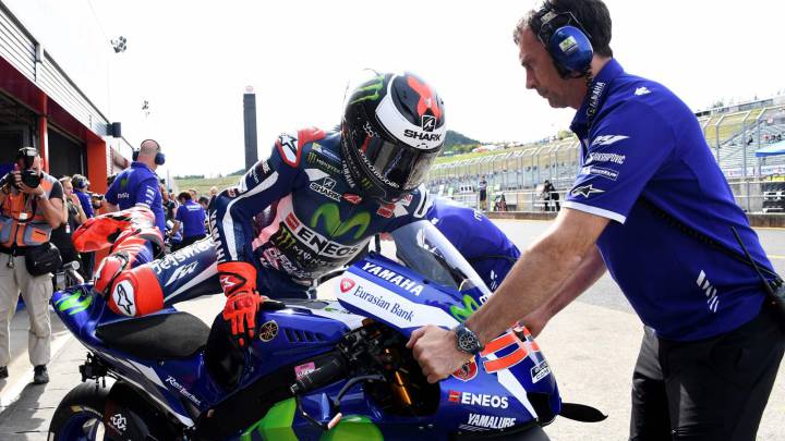 Lorenzo gana el FP2 con una caída espeluznante de Pedrosa
