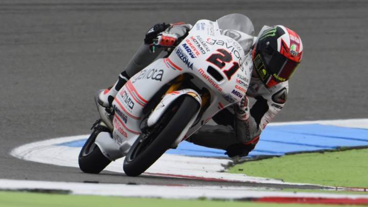 Bagnaia solventa los problemas y lidera a pesar del tiempo