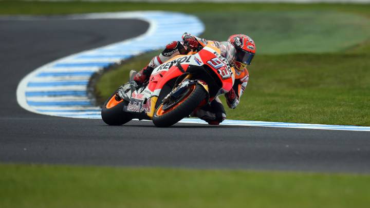 Márquez celebra el título con la pole en la debacle de Yamaha.