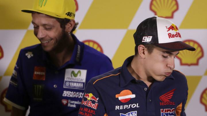 Apretón de manos en Sepang con Rossi felicitando a Márquez