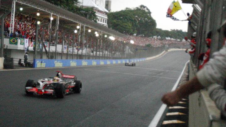 Hamilton cruza la meta en Brasil 2008 y se proclama campeón del mundo. Al fondo, Timo Glock.