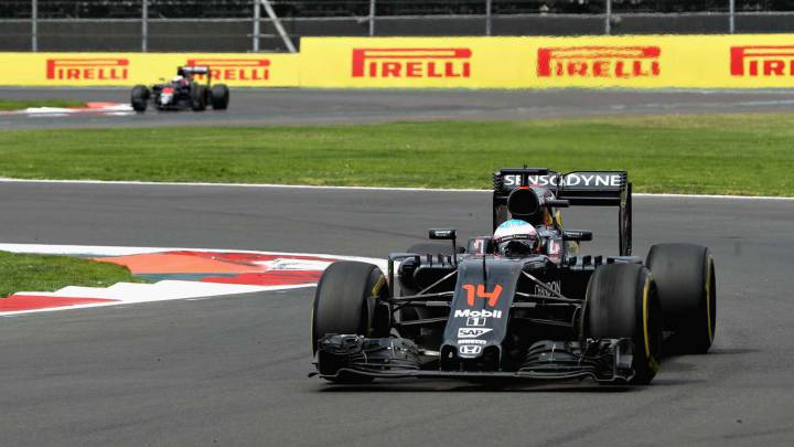 El McLaren de Fernando Alonso en el GP de México y Jenson Button al fondo de la imagen.