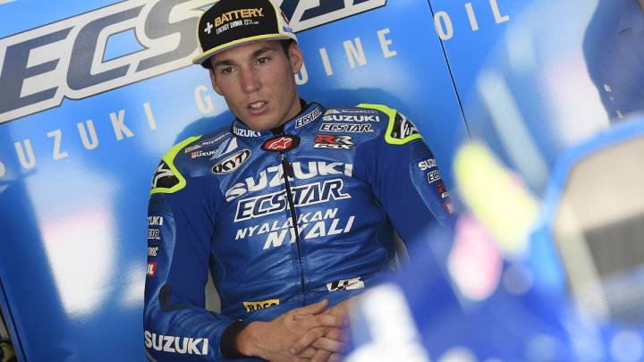 Aleix Espargaró en el box de Suzuki.