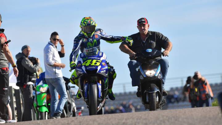 Excursión de Rossi por el paddock y aviso de Lorenzo