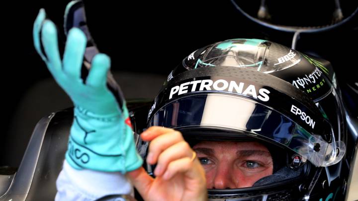 Rosberg reacciona ante Hamilton antes de la lucha por la pole.