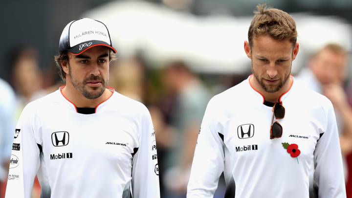 La reacción de Alonso cuando vio a Button fuera en la Q1