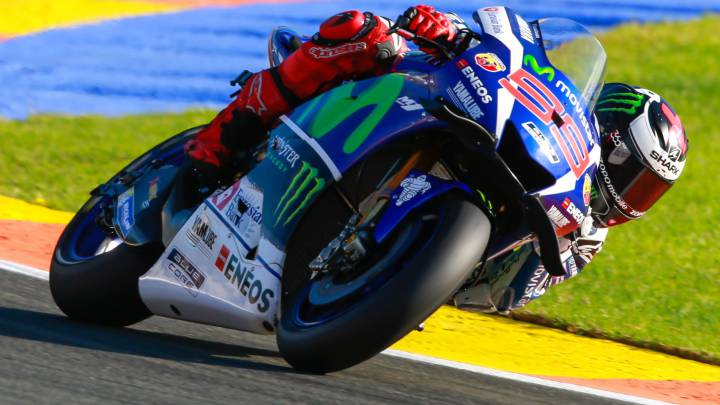 Gran pole de Lorenzo seguido de lejos por Márquez y Rossi