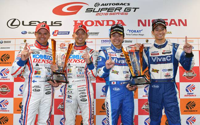 Kovalainen, a la izquierda junto a su compañero Hirate. Campeones del SuperGT japonés.