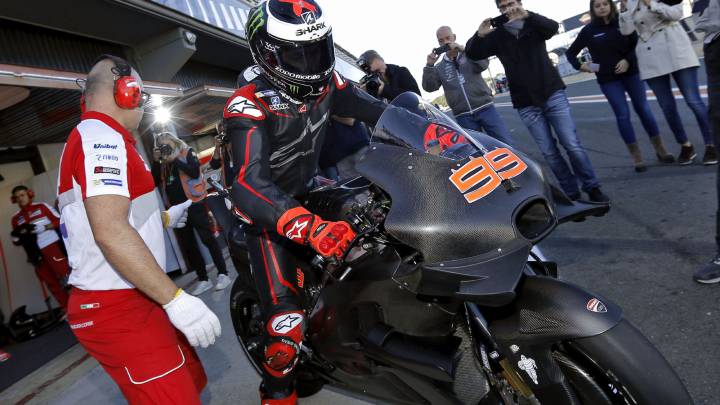 La era Lorenzo-Ducati arrancó a las 10:00 en el Ricardo Tormo