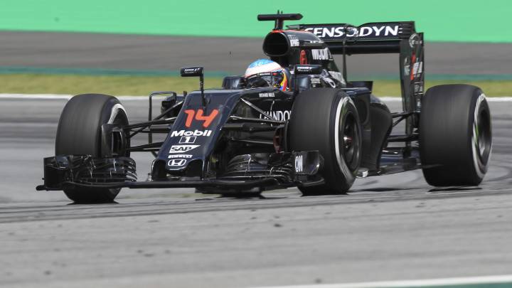 "Lo que hace Alonso con el McLaren es para ponerse en pie"