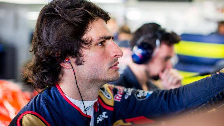 Carlos Sainz en el box de Toro Rosso durante el GP de Brasil.