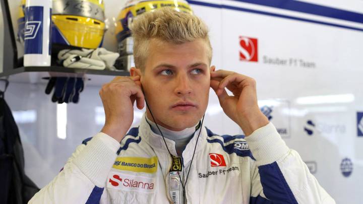 Marcus Ericsson en el box de Sauber.