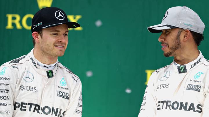 Nico Rosberg y Lewis Hamilton en el podio del GP de Brasil.